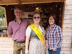 Die Honigprinzessin Linda zu Besuch bei der Imkerei Kleine Biene